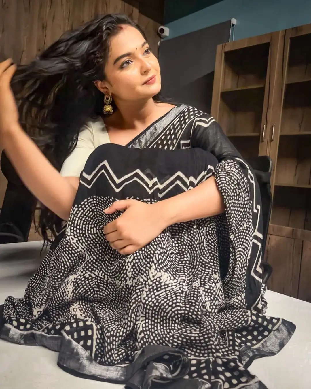 ZEE TELUGU TV ACTRESS ANU VARSHA IMAGES IN BLACK SAREE